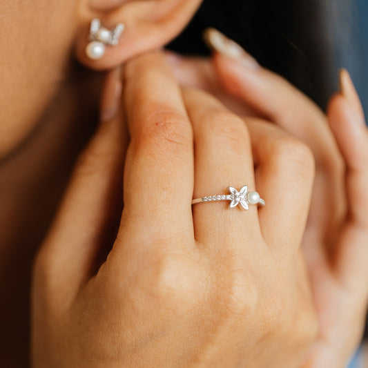 Aurelia pearl silver finger ring elegant side view