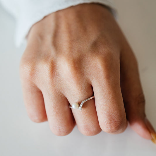 Elegant V pearl silver finger ring detailed view