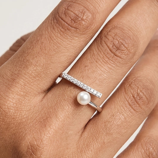 Gleam pearl silver finger ring worn by model