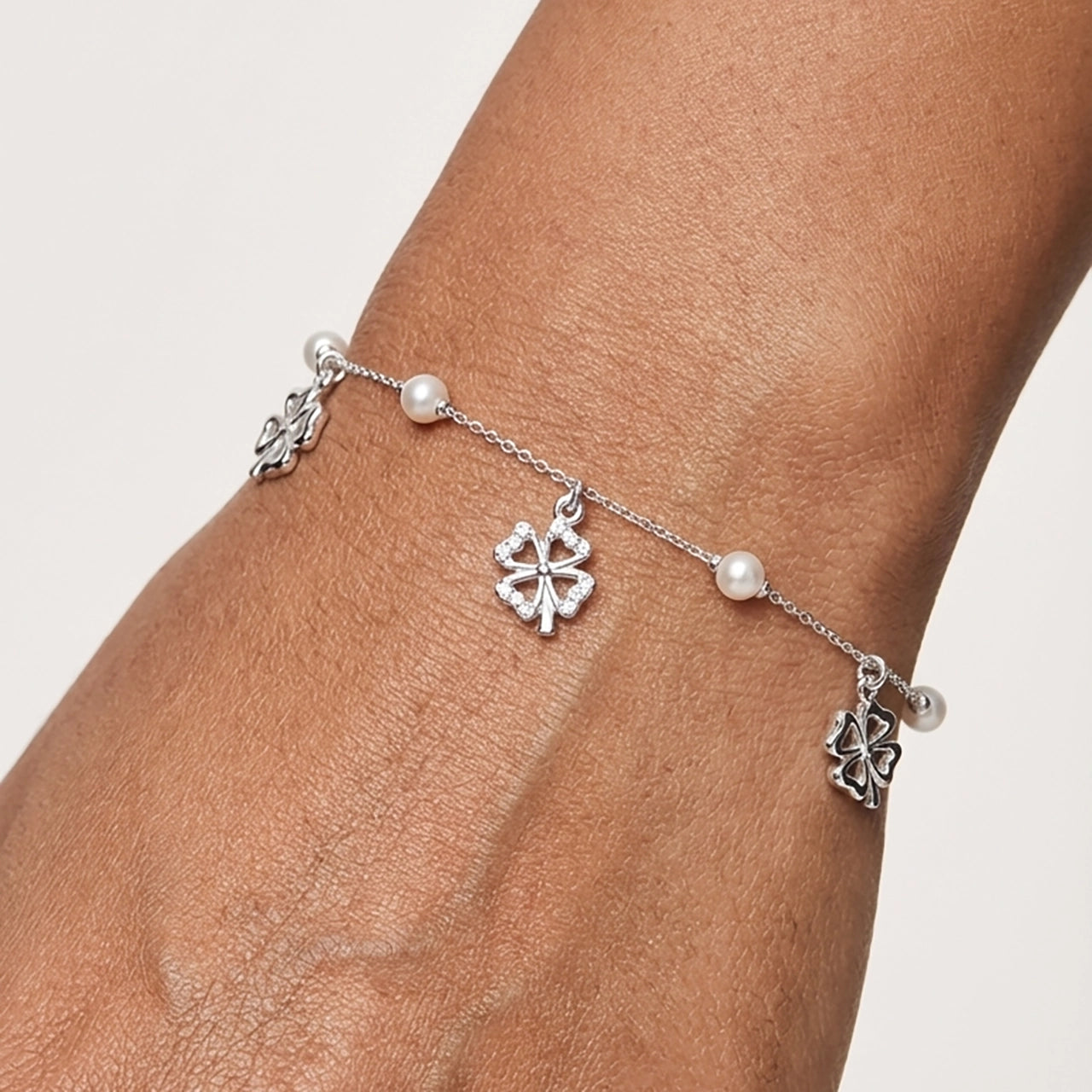 Flora freshwater pearl silver bracelet close-up