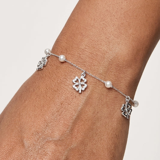 Flora freshwater pearl silver bracelet close-up