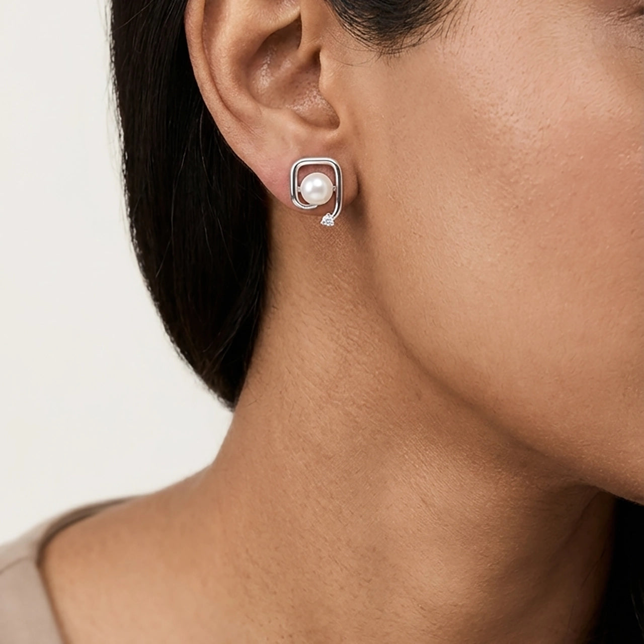 Arosqure pearl silver studs detailed design