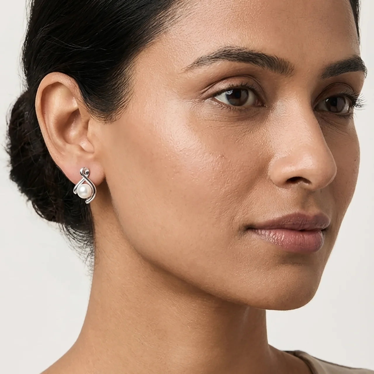 Swirl pearl silver stud earrings close-up