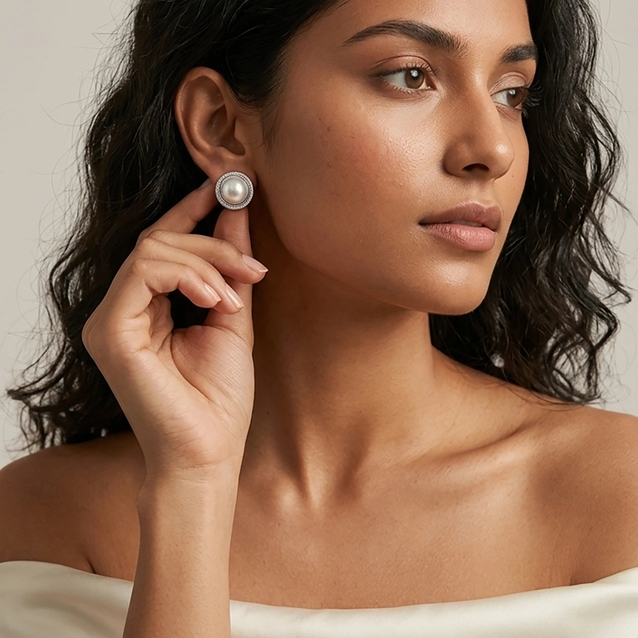 Ripple Circle pearl silver earrings close-up