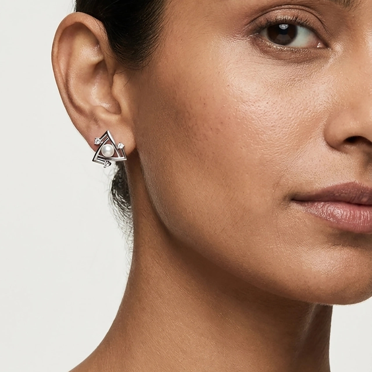 Structure pearl silver earrings side angle