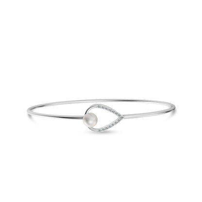 Minimalist pearl silver bracelet close-up