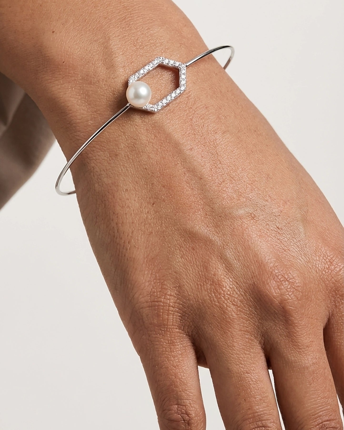 Hexa Lock pearl silver kada bracelet detailed design