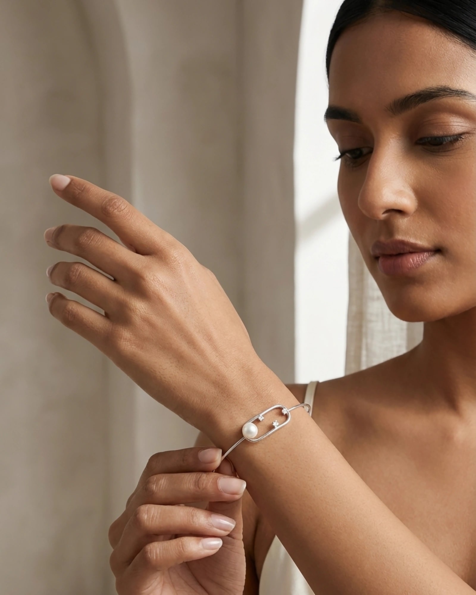 Grace Lock pearl bracelet premium silver finish