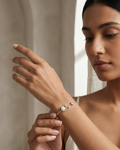 Grace Lock pearl bracelet premium silver finish