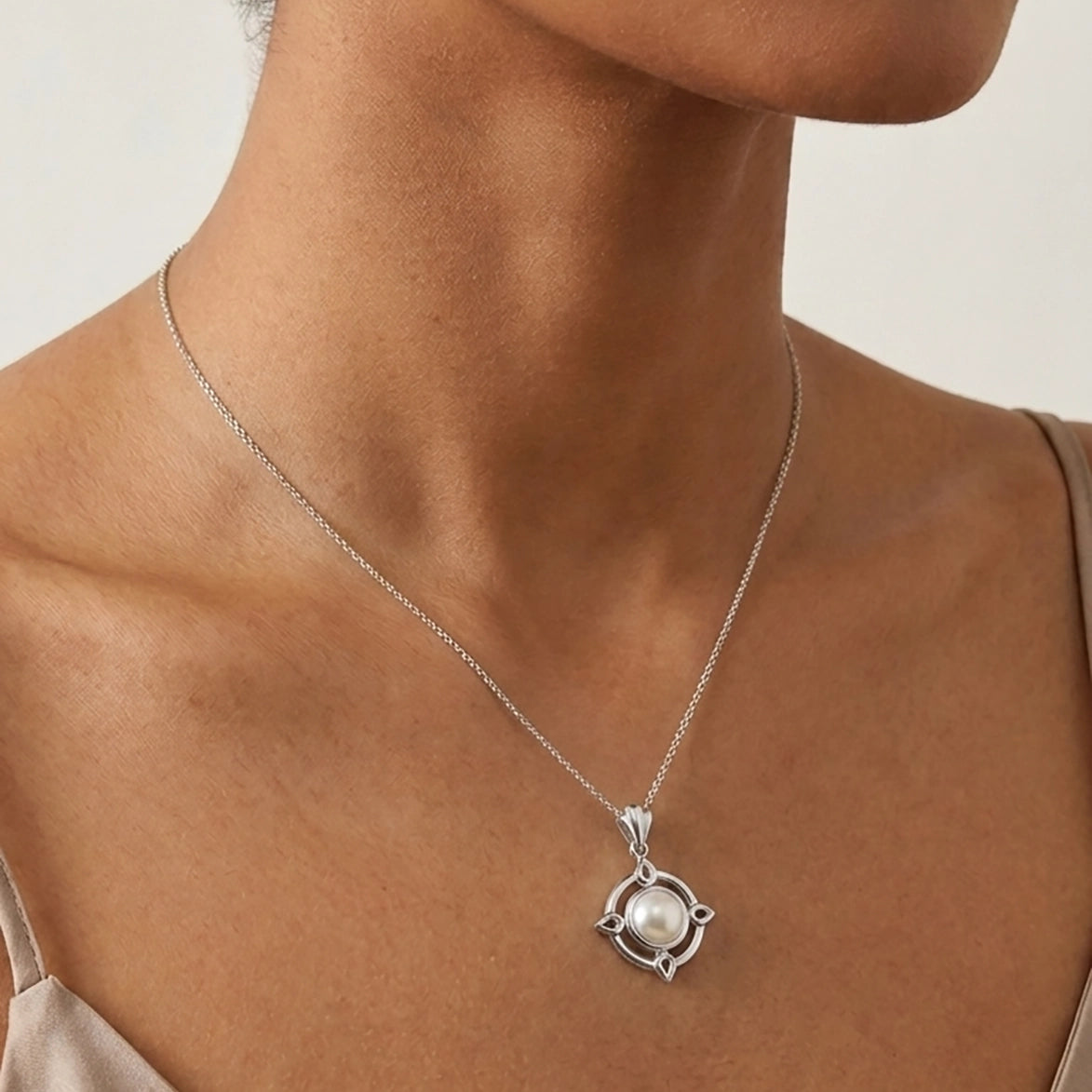 Aura pearl silver pendant set close-up view
